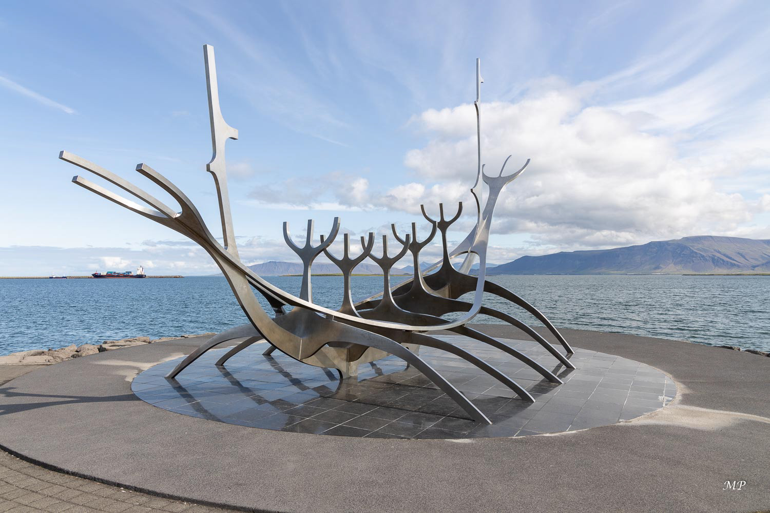 Reykjavik - Solfar (1990), une sculpture moderne en acier inoxidable qui évoque un drakkar regardant le soleil couchant.