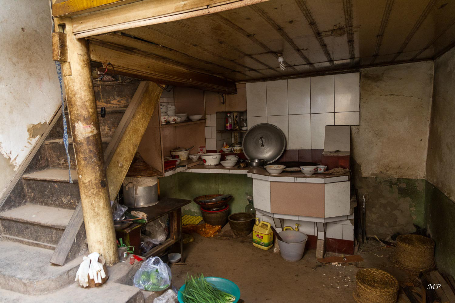 Yunnan - Xingmeng : Intérieur d'une maison monghol