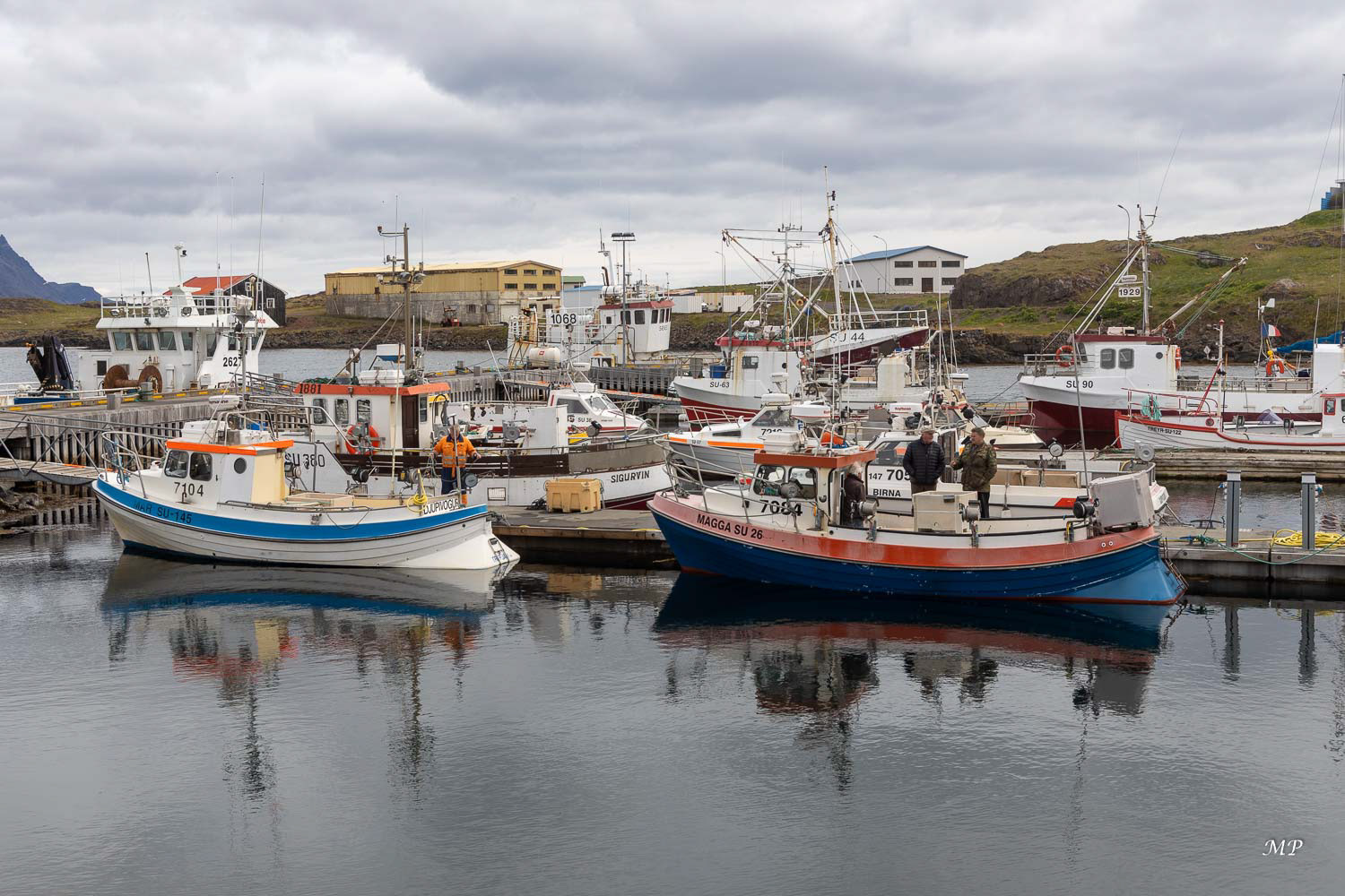 Djúpivogur : Berufjörður et son village, Djúpivogur construit en arc de cercle autour de son port