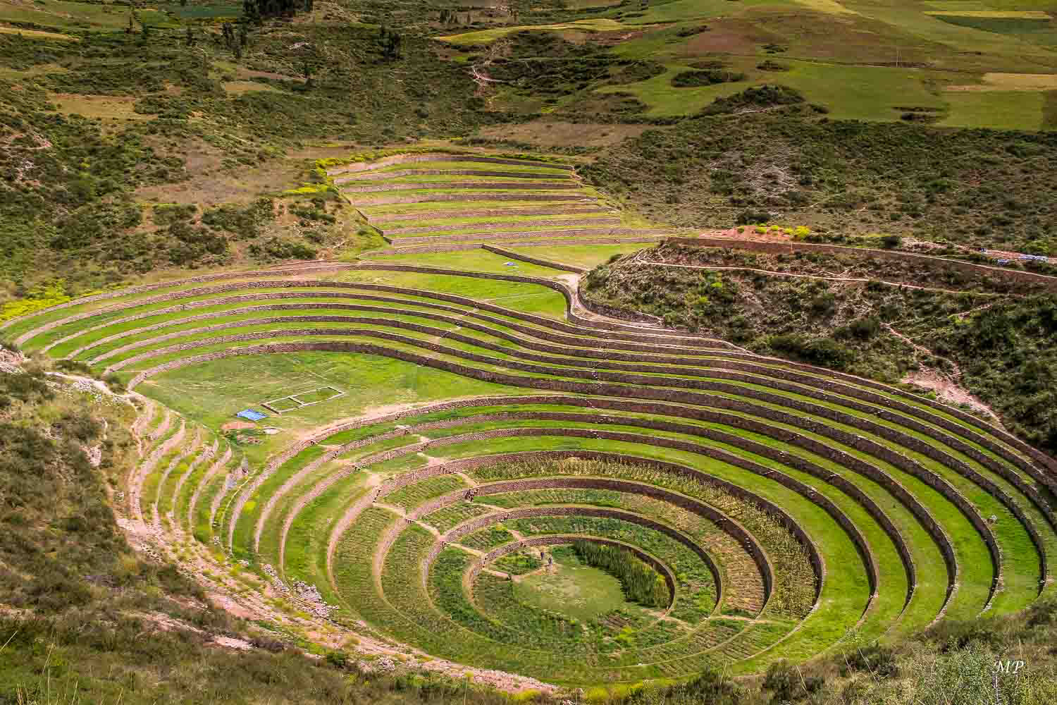 Vallée Sacrée – Puits en terrasse de Moray. Le plus grand des 3 puits mesure 36m de profondeur et 220m de long. Construits au XIIIe siècle par les Incas, ils servaient de laboratoires agricoles pour déterminer les conditions optimales de croissance des cultures.