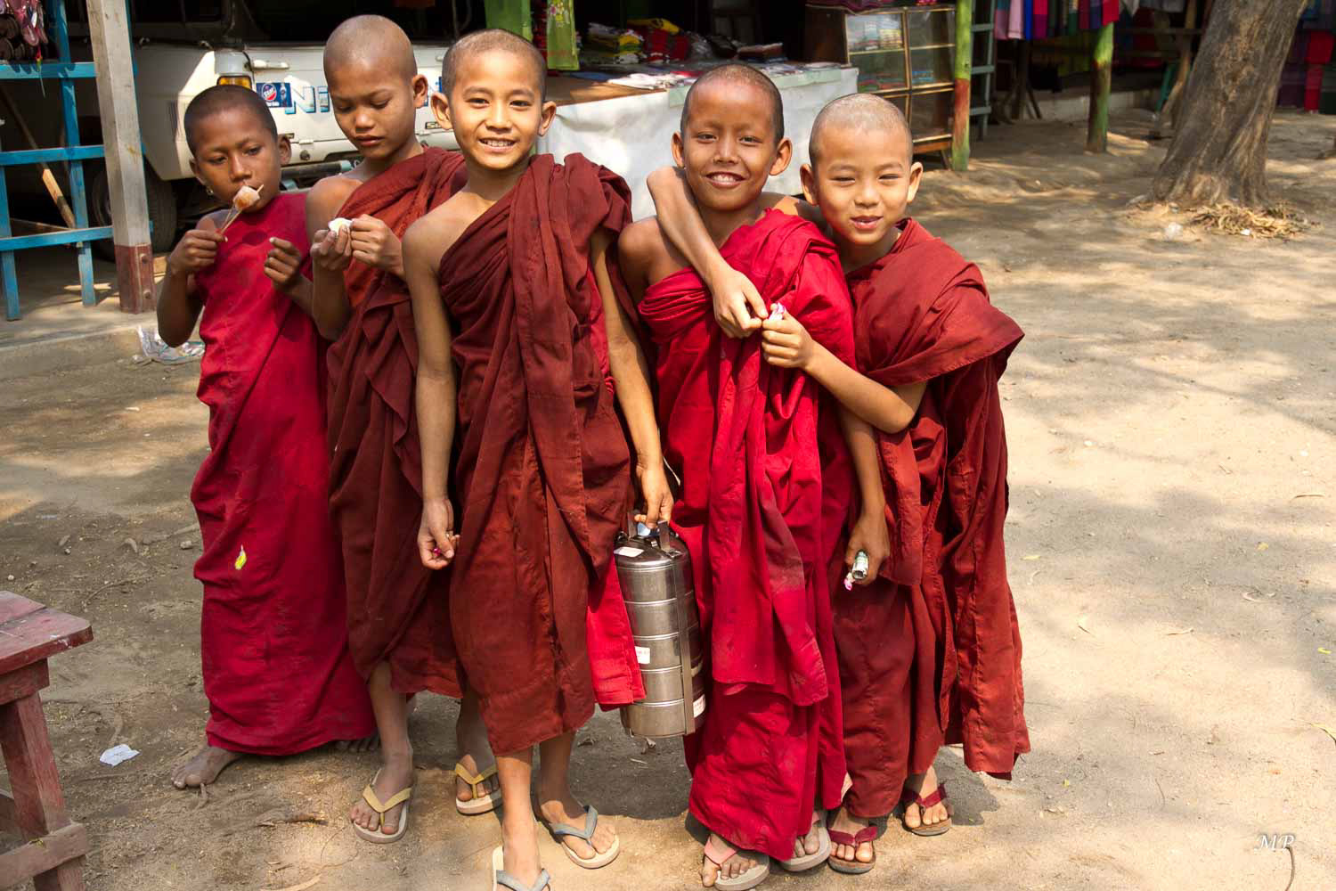 Parcours initiatique d'un enfant bouddhiste, en quelque sorte son entrée en "religion": La famille et les amis entourent l'enfant qui apparaît tout d'abord dans des vêtements princiers pour finir en robe de moine, le crâne rasé. De la vie civile à la vie contemplative, l'entourage participe activement et financièrement à l'élévation de la condition de l'enfant. Les familles sont pauvres et l'enfant trouvera toujours de quoi survivre auprès des moines, nourriture terrestre et spirituel