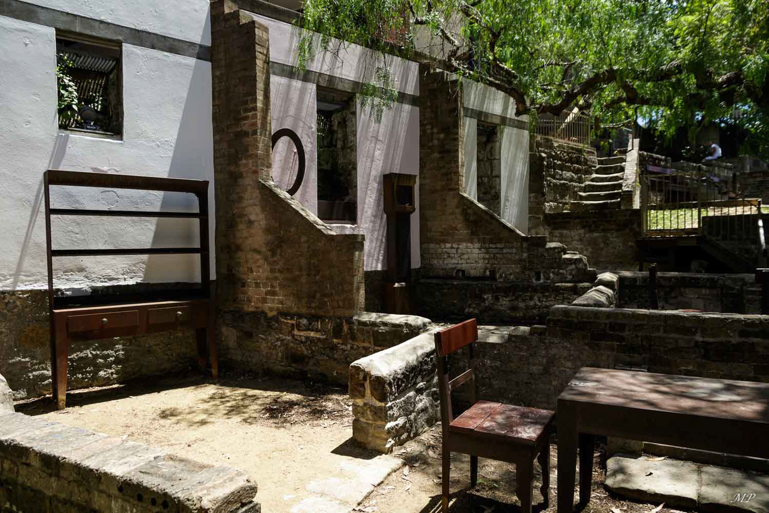 Le capitaine Arthur Phillip dirigea la première flotte venue d'Angleterre en 1788. Il fut l'un des premiers hommes blancs à mettre pied sur les rives de Sydney. Sa mission consistait à établir une colonie pénitentiaire britannique à cet endroit. The Rocks est le premier quartier de Sydney.