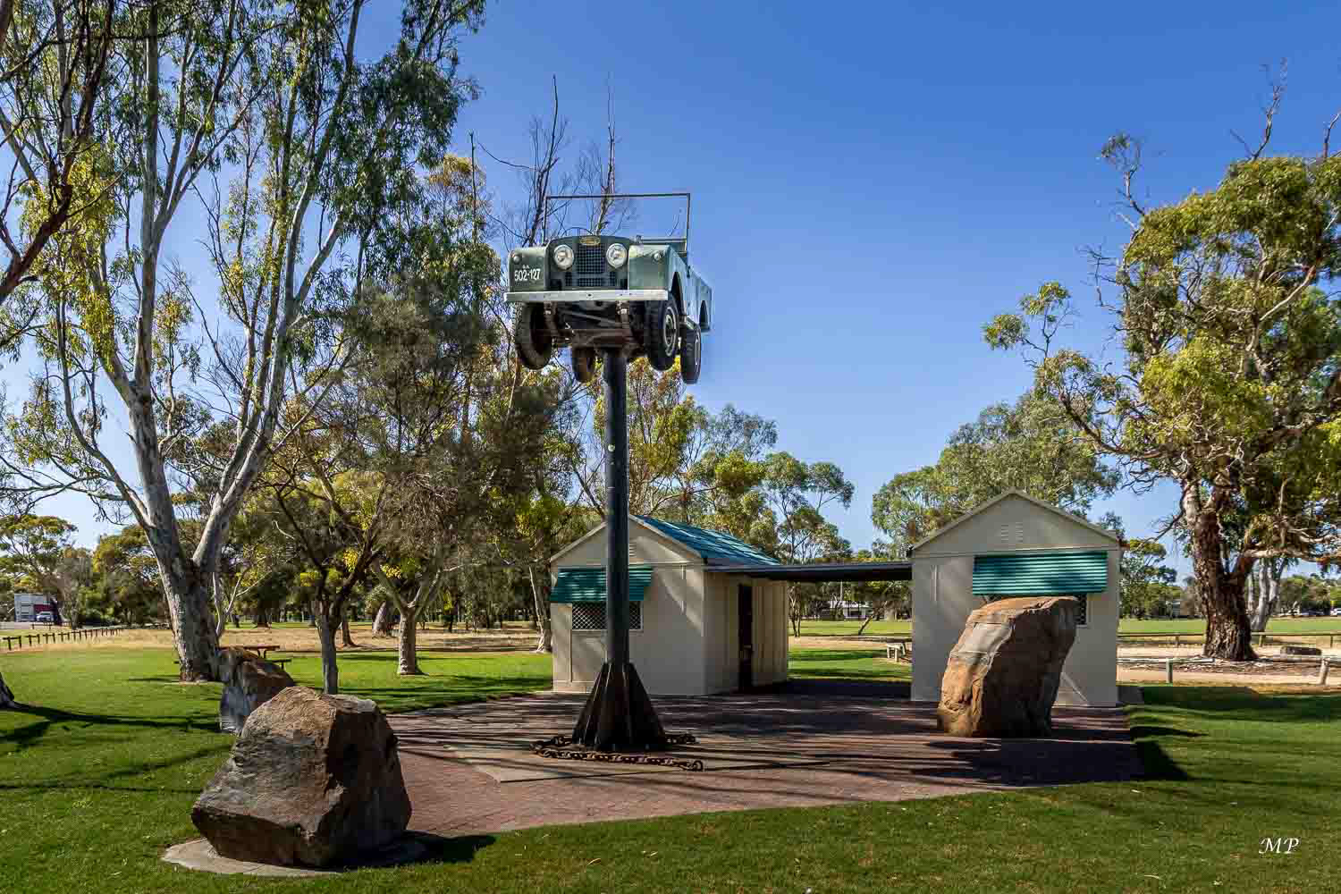 Au cours des années 1940, le CSIRO (Organisation de recherche scientifique et industrielle du Commonwealth) a accru la productivité de la  région avec l'ajout d'oligo-éléments dans les sols et la société AMP a financé le défrichement des terres pour créer des établissements agricoles. Un Land Rover hissé au sommet d'un poteau à l'entrée de la ville de Keith commémore cet évènement.