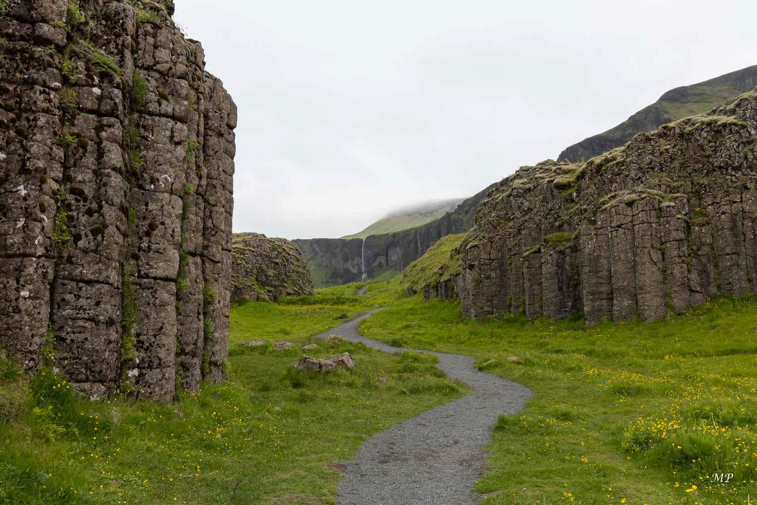 Dverghamrar : Ensemble d'orgues basaltiques avec au loin la Foss à Sidu