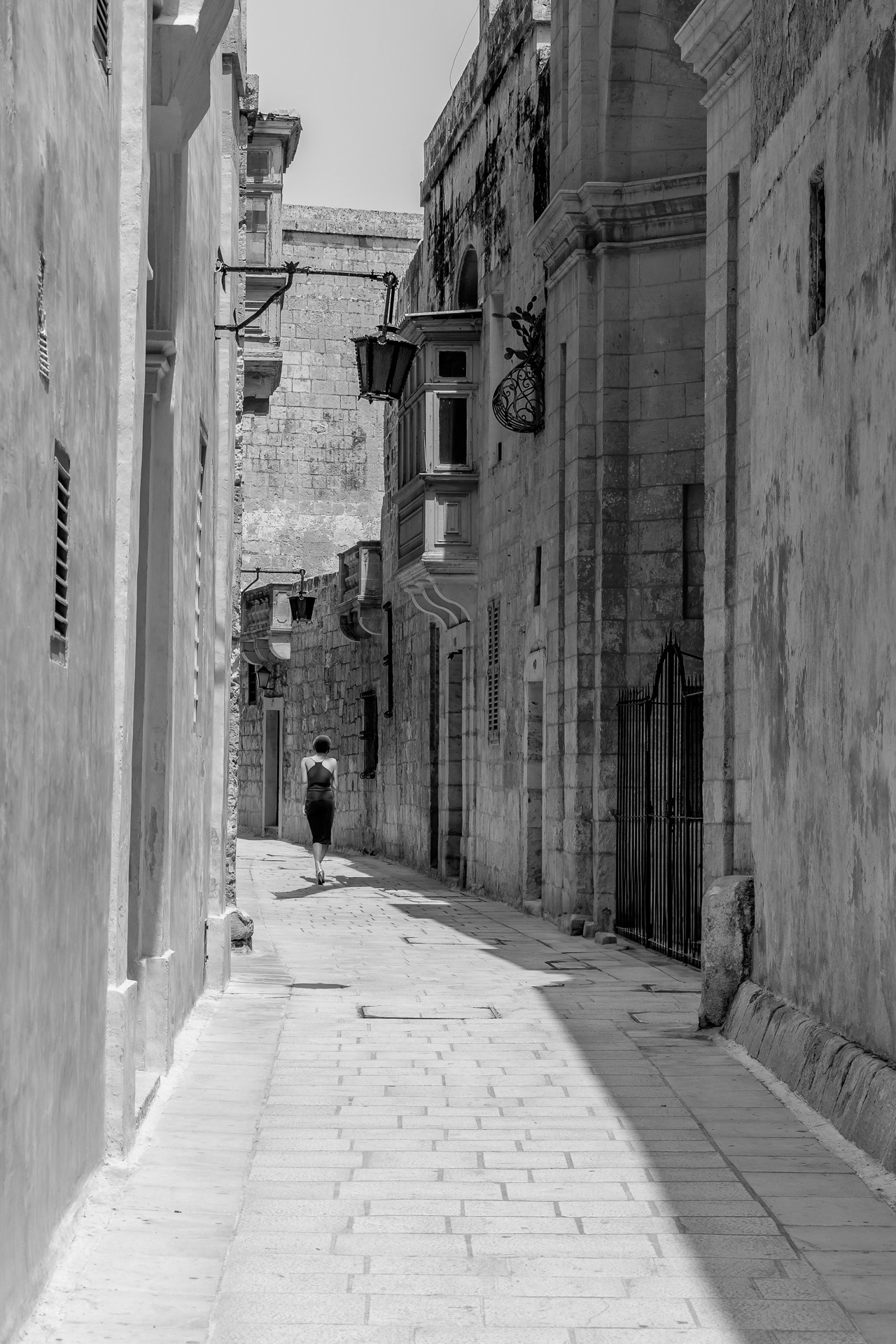 Sous le soleil, entre les murs