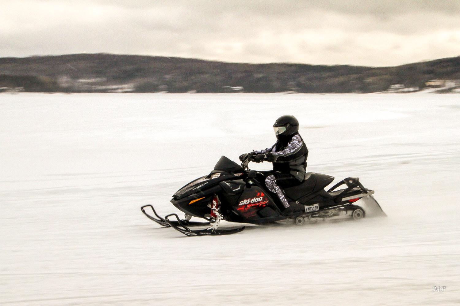 A pleine vitesse en motoneige sur le lac Taureau