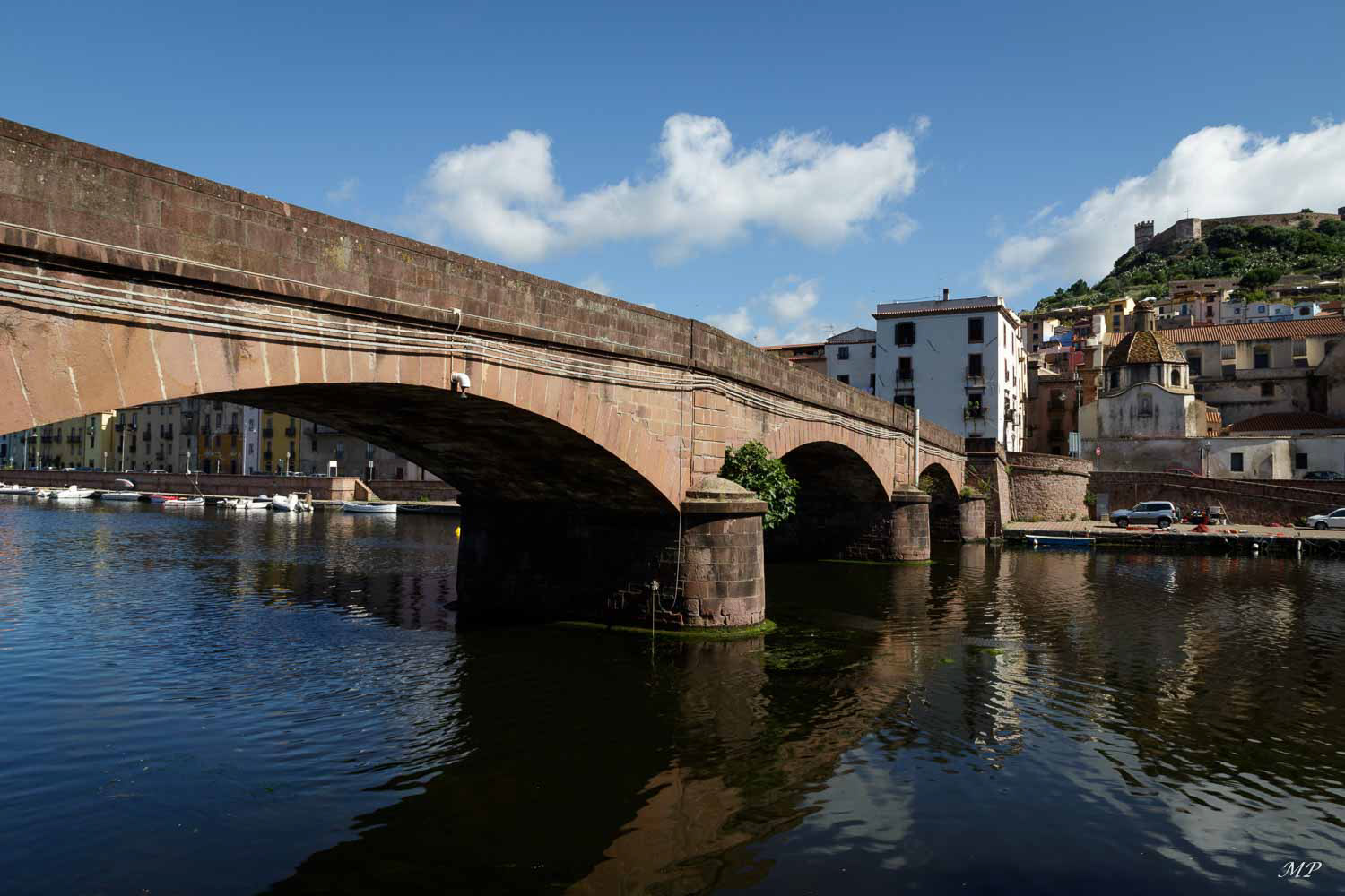 Bosa - On entre dans la vieille ville après avoir traversé ce pittoresque pont.