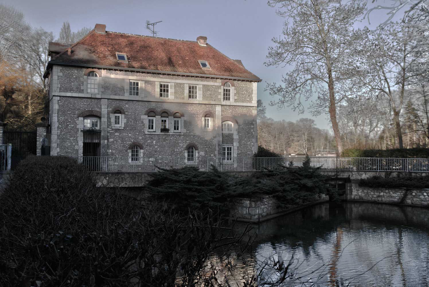 Le Moulin du Bac, situé  à Olivet, est le plus vieux du pays, Donné par Hugues Capet en 987 aux moines de l’abbaye de Micy, il fût leur propriété jusqu’à la Révolution. Sa roue tourna  jusqu’en 1930.