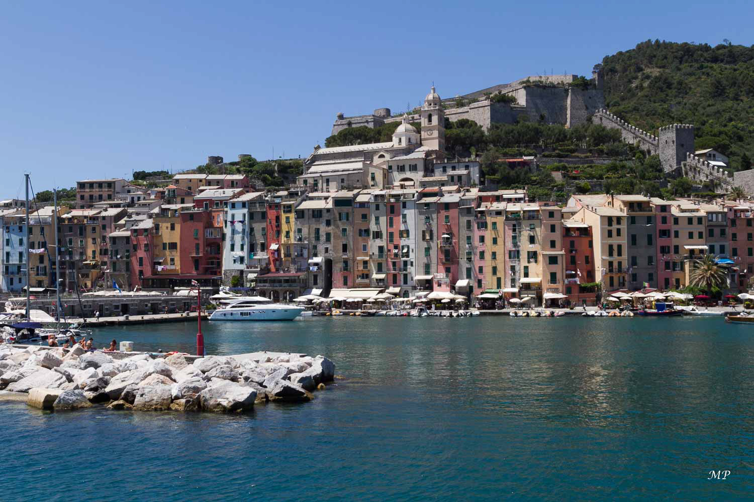 Portovenere ne fait pas partie des Cinque Terre. Mais pour ce qui est de sa beauté, elle n’a rien à envier aux autres villages.