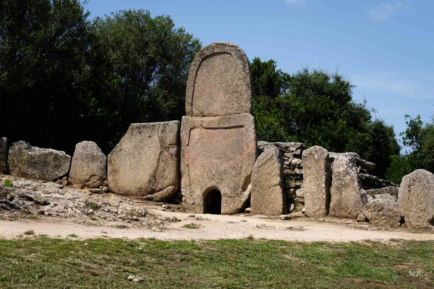 Arzachena - Le tombeau des Géants : c'est l'un des plus beaux Tombeau des Géants de l'île (1800 av. JC), parfaitement conservé. Au pied de la stèle une petite porte permettait de déposer des offrandes.