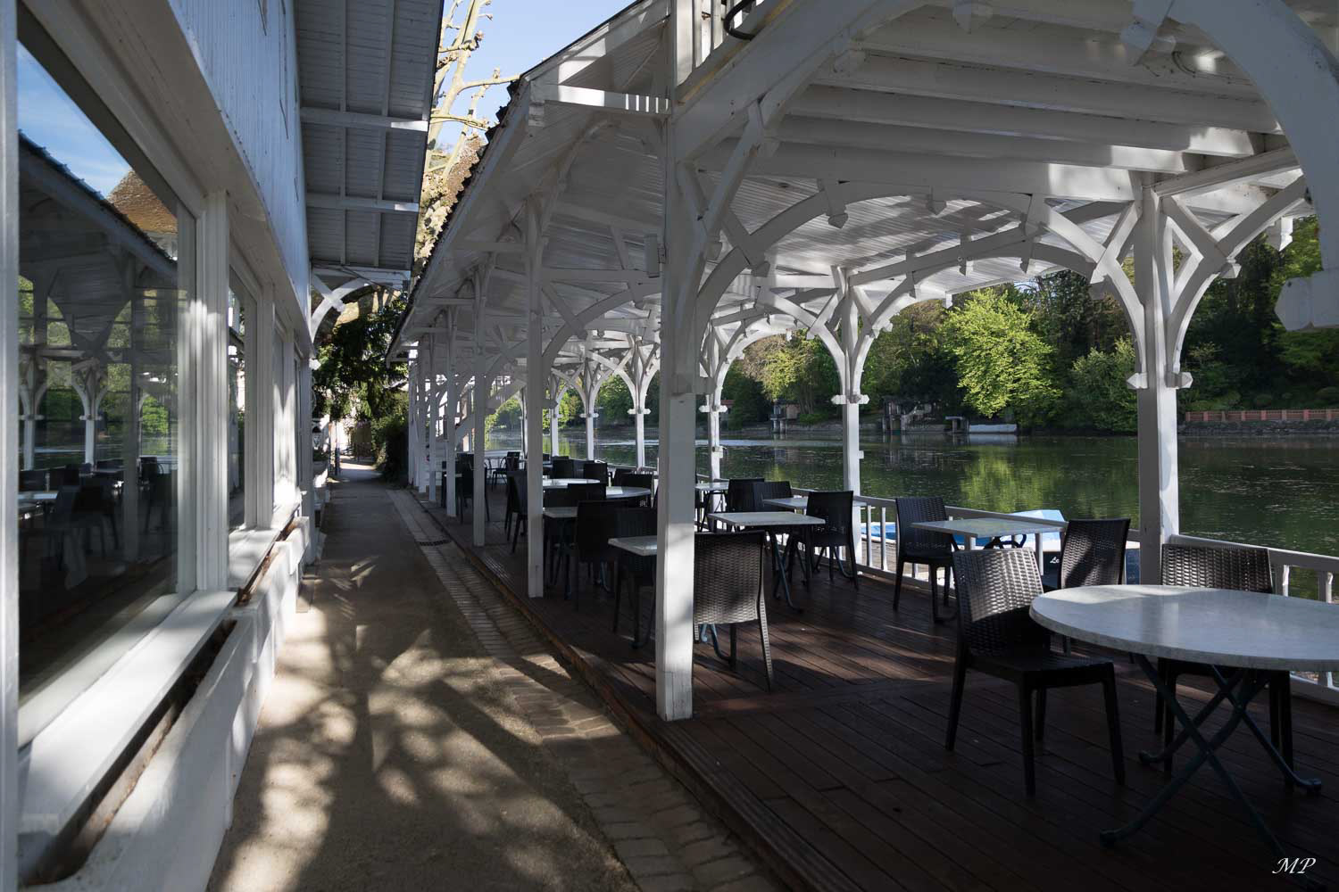 Terrasse d'un restaurant au bord du Loiret à Olivet. L'heure est matinale et les convives ne sont pas encore arrivés.