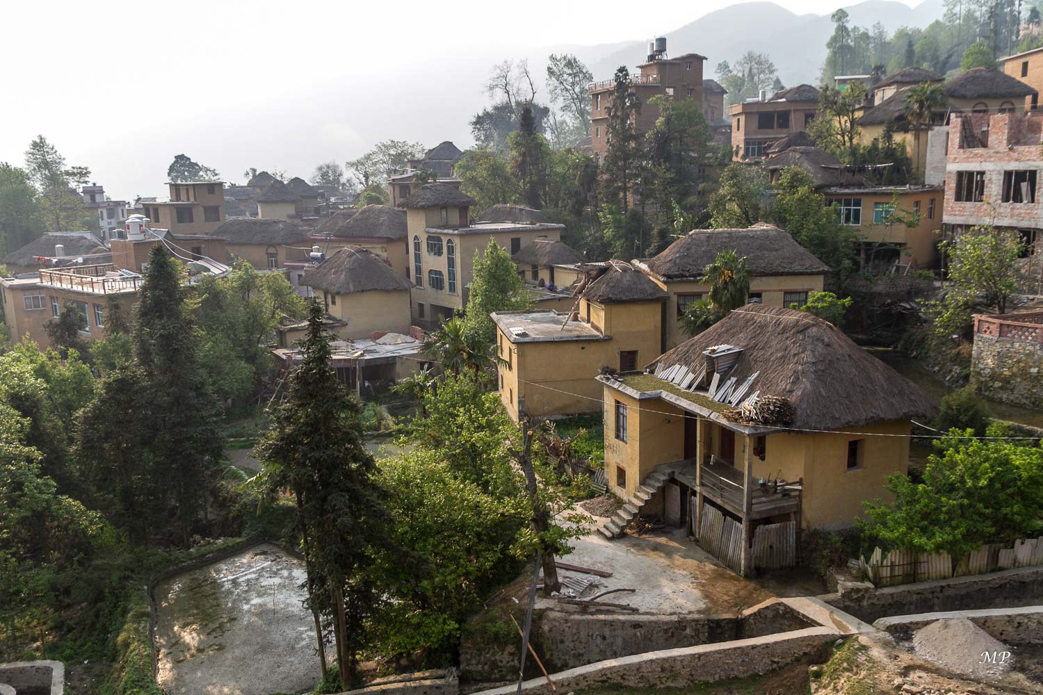 Yunnan - Yuanyang : Le village de Duoyishu est situé au coeur des rizières. Il y est agréable de s'y réveiller au chant du coq avec un magnifique panorama.
