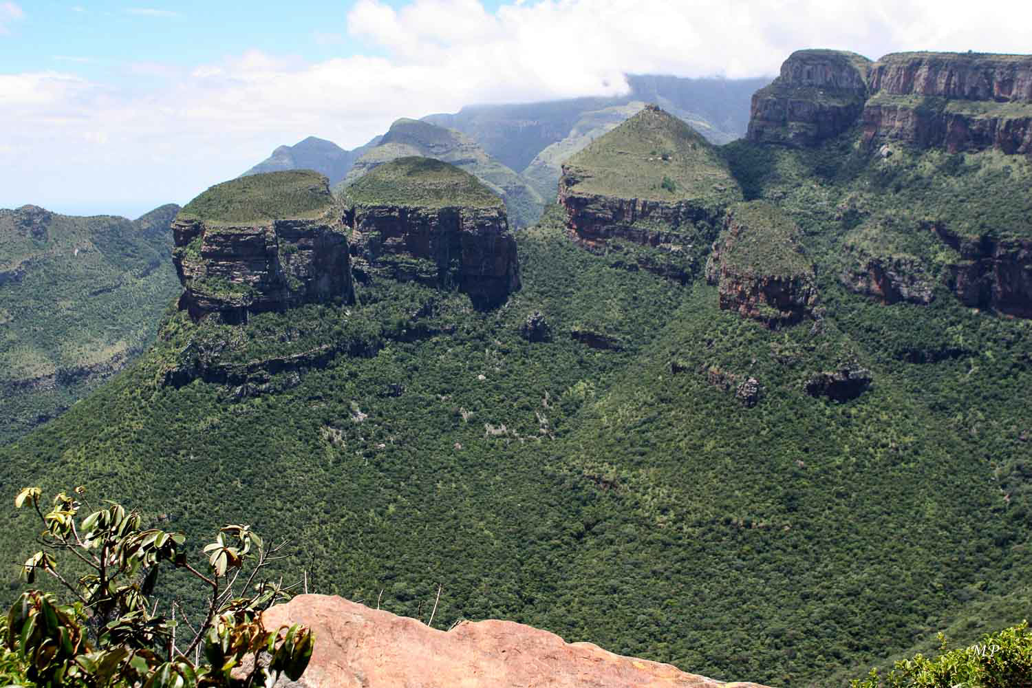 A l'est du Drakenberg, la Blyde River a creusé une magnifique ravine de 600 à 800m de profondeur.