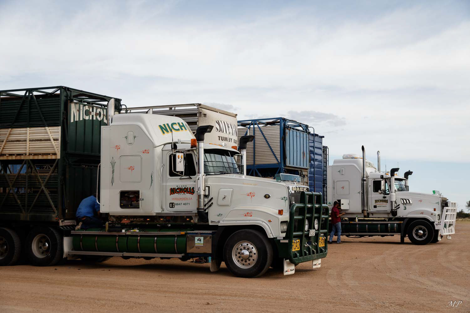 Un road train peut avoir jusqu'à 4 remorques mais les plus courants ont 2 remorques et pèsent au maximum 70 tonnes