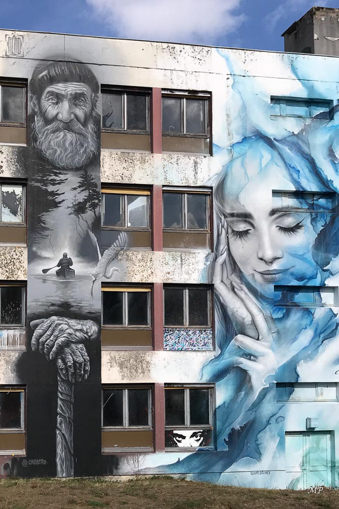 -	Le marin est d'AERO, réalisé en hommage à son grand-père. Quant à SIMPLEG , il rend hommage à un mannequin russe Alberta Berlin