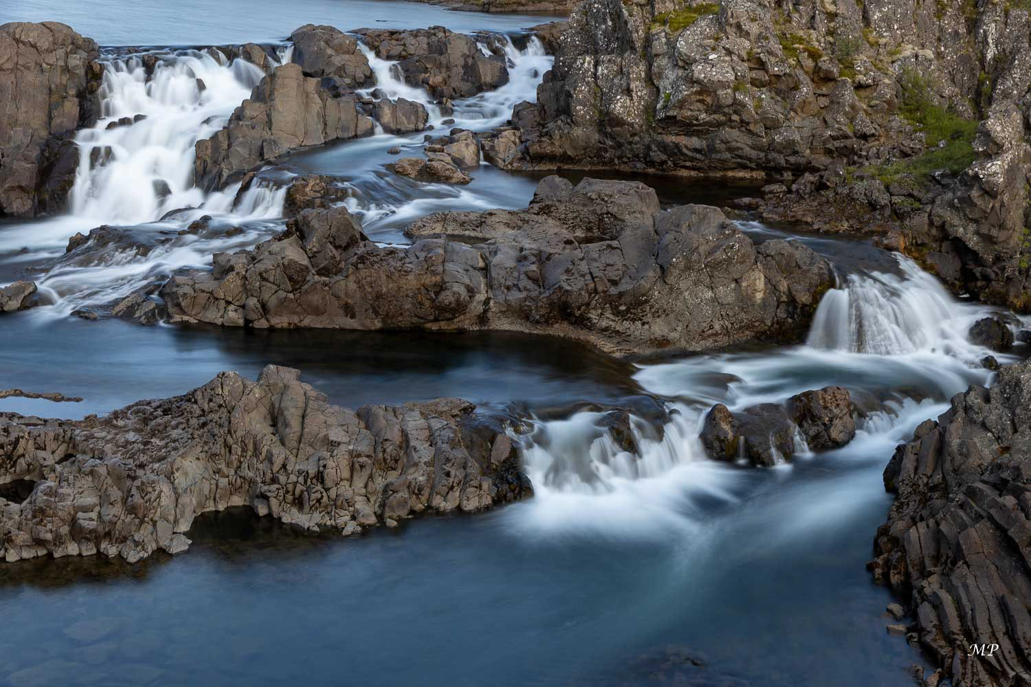 Glanni dans la rivière Norðurá - Cette cascade  hébergerait des elfes et des gnomes. Ces légendes sont très importantes pour les Islandais qui ont un grand respect pour ces êtres invisibles qui coexistent avec des humains en parfaite harmonie.