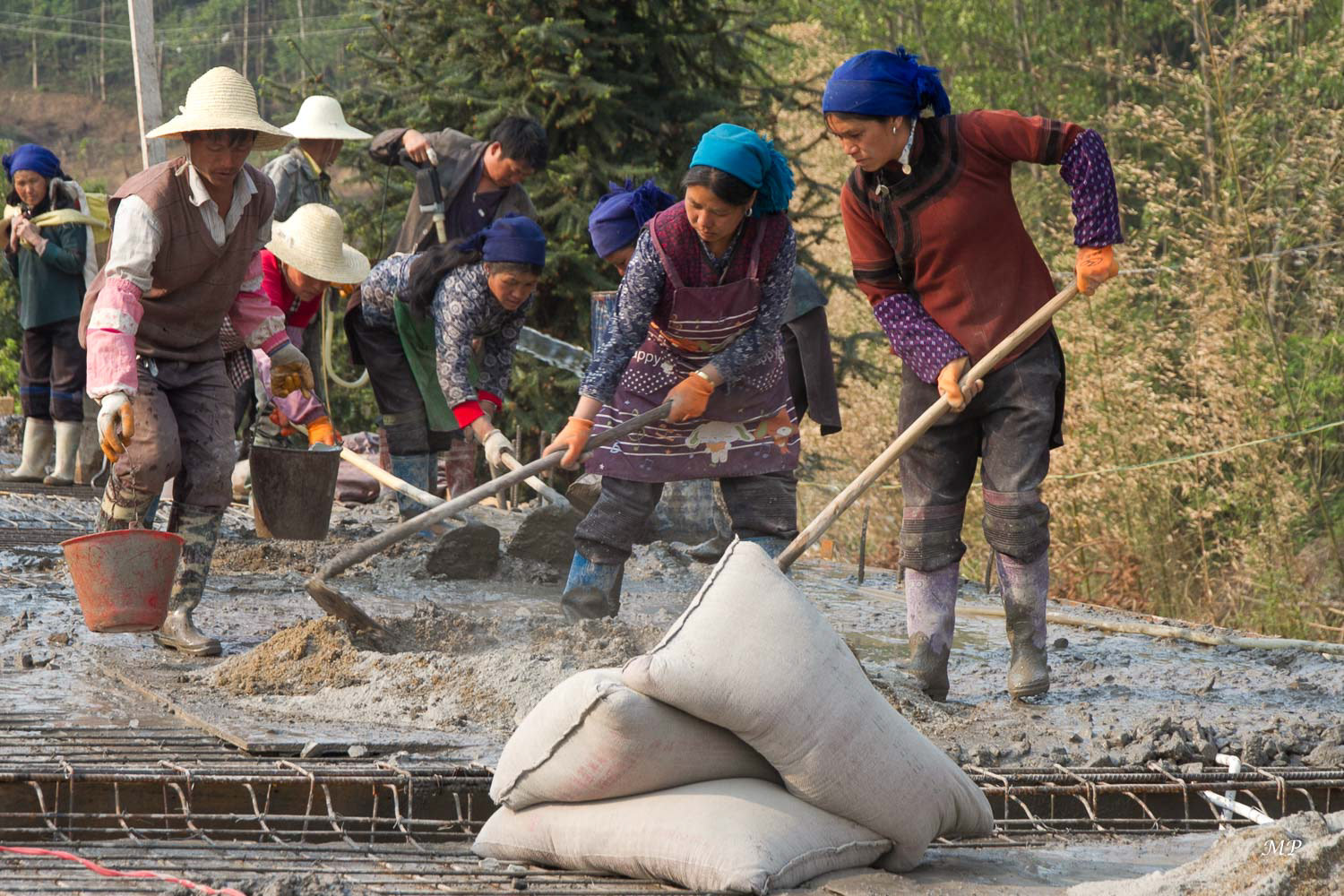 Yunnan - Yuanyang : .... pendant que les femmes sont sur le chantier de construction d'une maison où tout est fait à la main.
