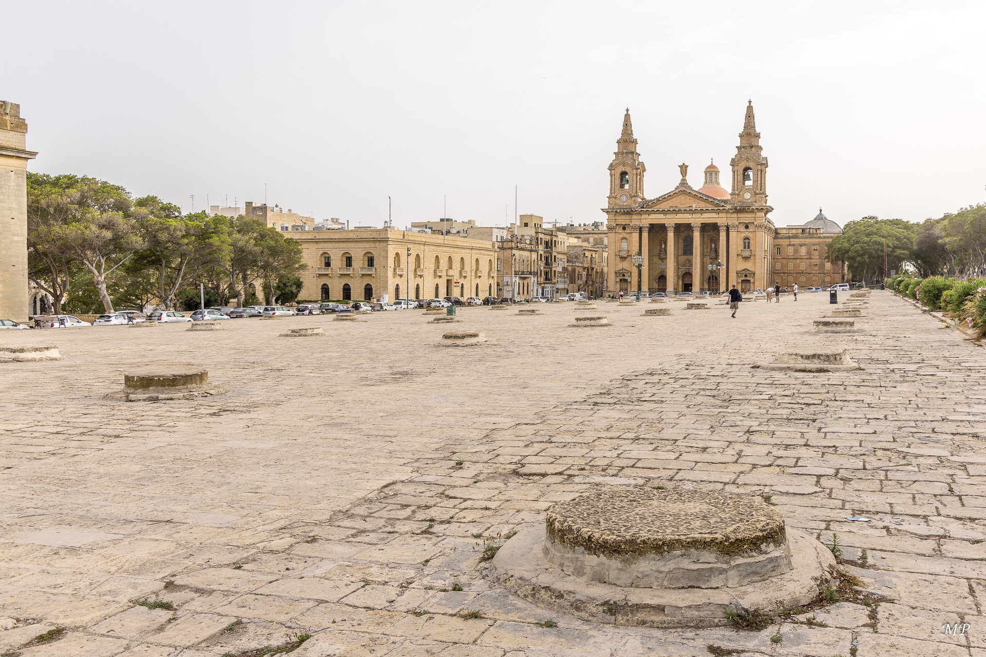 La Valette -  la place San Publiju et ses grandes dalles rondes qui sont les anciens couvercles de silos souterrains