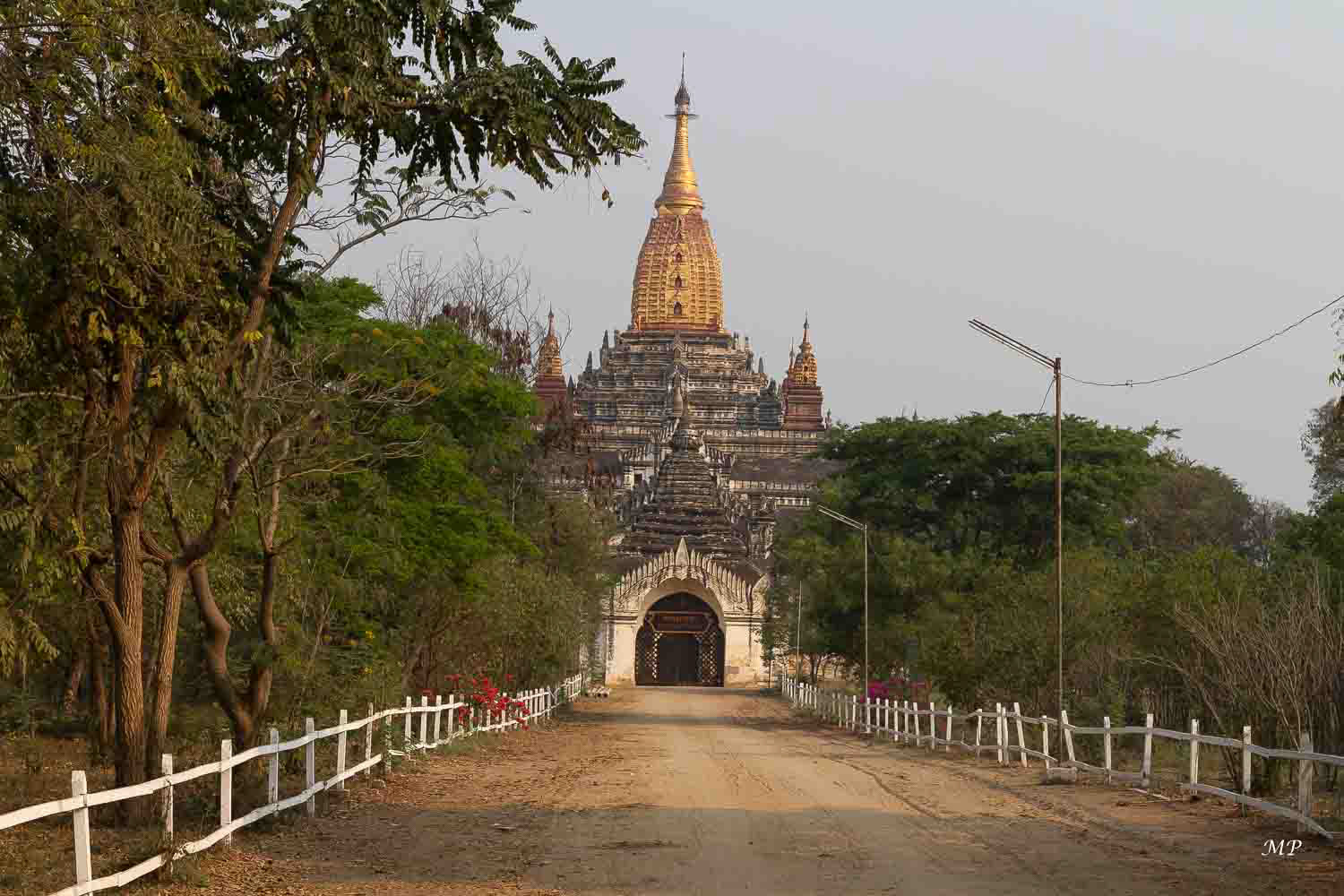 Bagan: C'est l'un des plus beaux sites de Birmanie, limité au nord et à l'est par l'Irrawaddy. C'est un centre religieux et culturel jusqu'au début du XIXe siècle bâti de près de 3000 stupas. La restauration est essentiellement due à un appel aux dons lancé par le gouvernement au milieu des années 1990. De nombreux birmans y contribuèrent dans un souci d'acquérir du mérite pour une vie future.