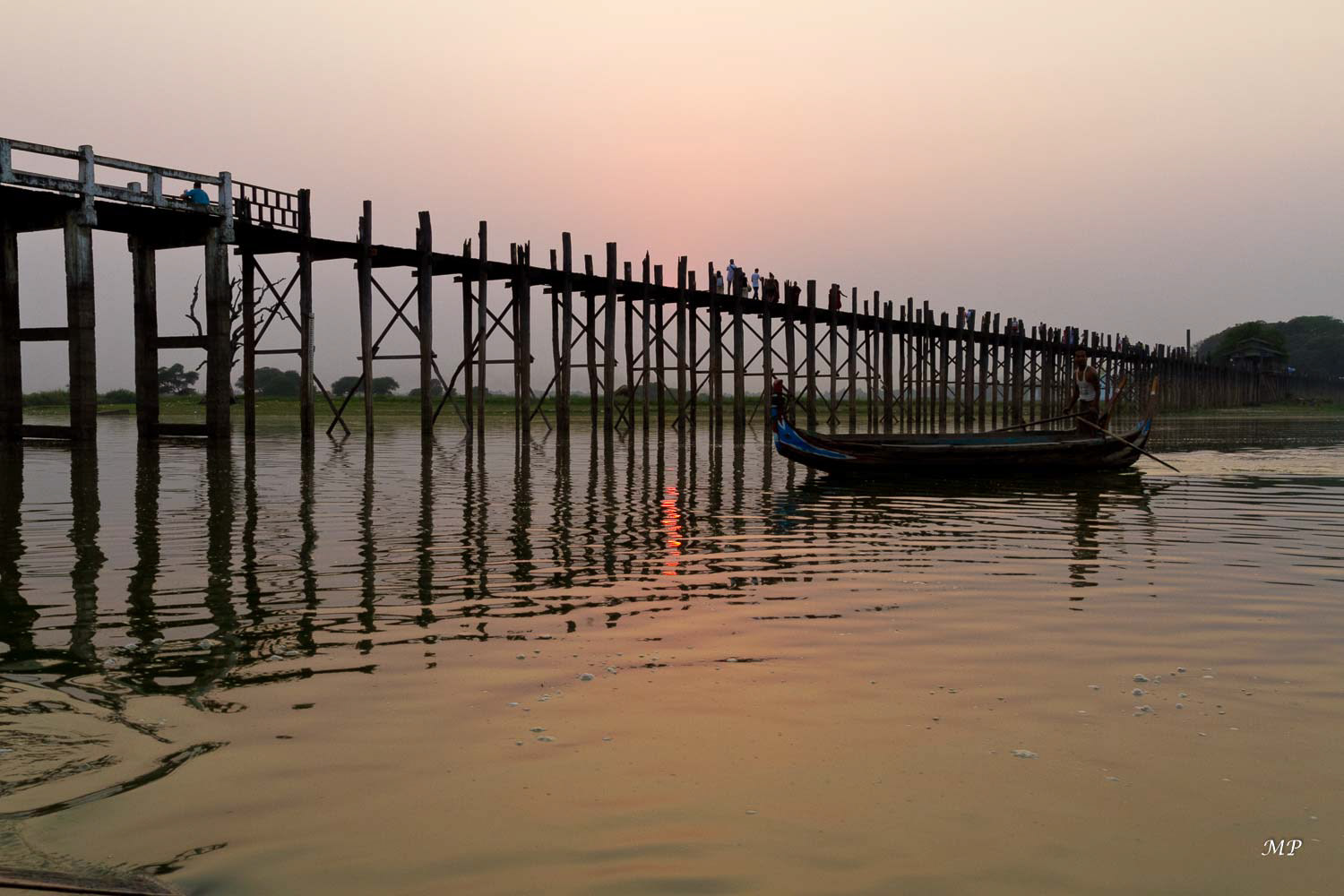 Le pont U-Bein à Amarapura : La lumière est fabuleuse sur ce site à découvrir à la tombée du jour. La vue est magnifique de la passerelle en teck, la plus longue du monde (1,2 km) qui enjambe les eaux peu profondes du lac Taungthama.