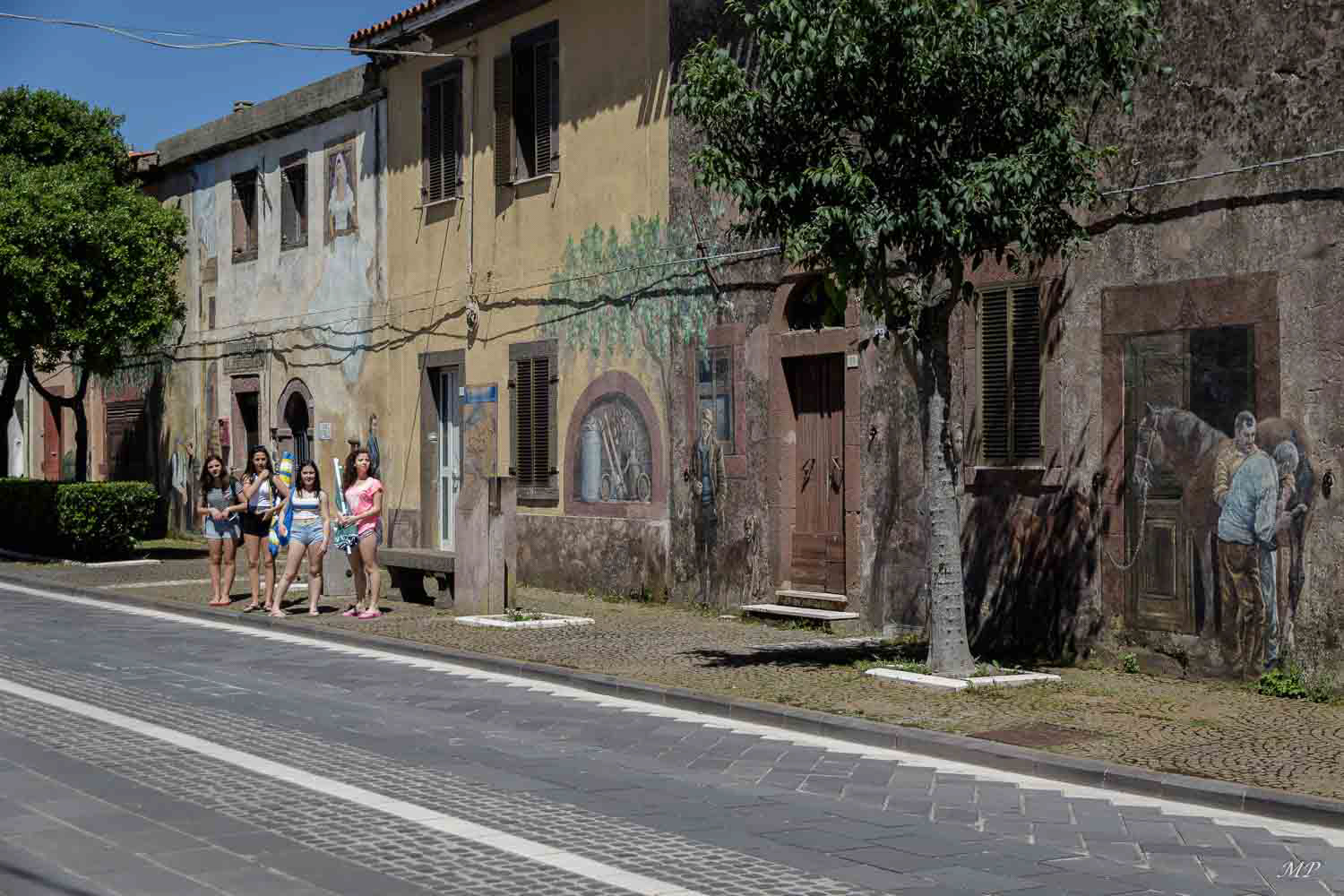 Tinnura - Le village entier est un véritable musée à ciel ouvert, avec ses peintures murales représentant des scènes de la vie rurale.