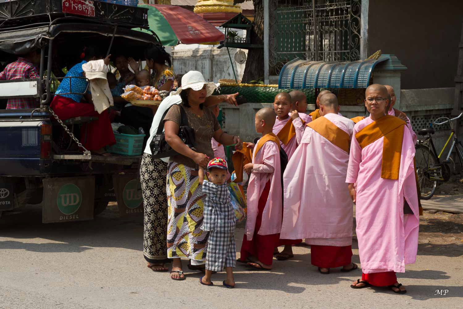 Au Myanmar, les femmes vouées à la vie monastique en tant que dasasila (nonnes "aux 10 préceptes") sont souvent appelées thilashin par les Birmans. Elles se rasent la tête, portent une robe rose et prononcent les voeux selon un processus similaire aux hommes mais leur statut est moins "prestigieux" que celui des moines car elles ne pratiquent pas de cérémonies pour le compte des fidèles et ne s'imposent que 10 préceptes au lieu de 227.