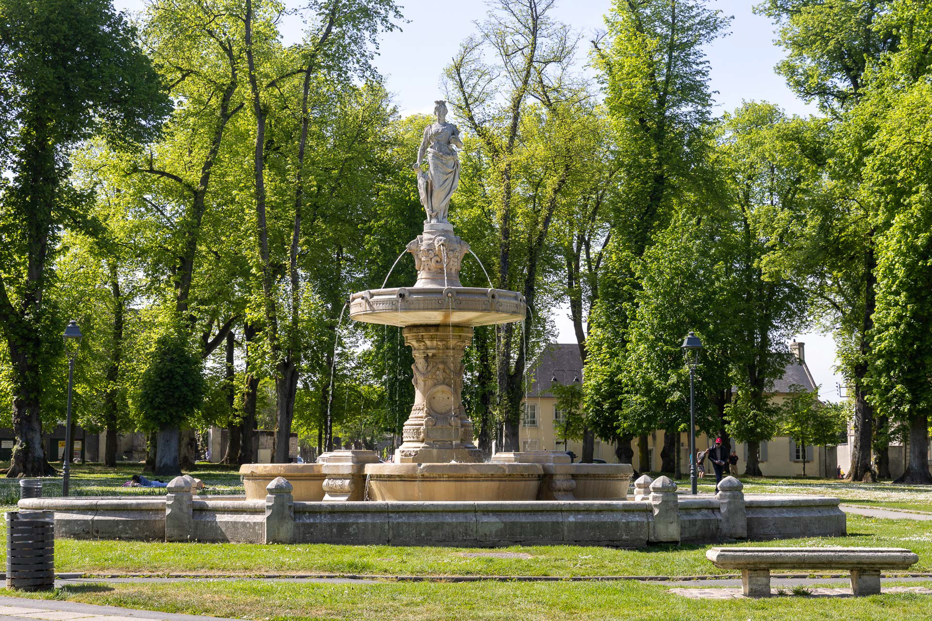 La Fontaine Poppa, place du Gl De Gaulle à Bayeux (Calvados)