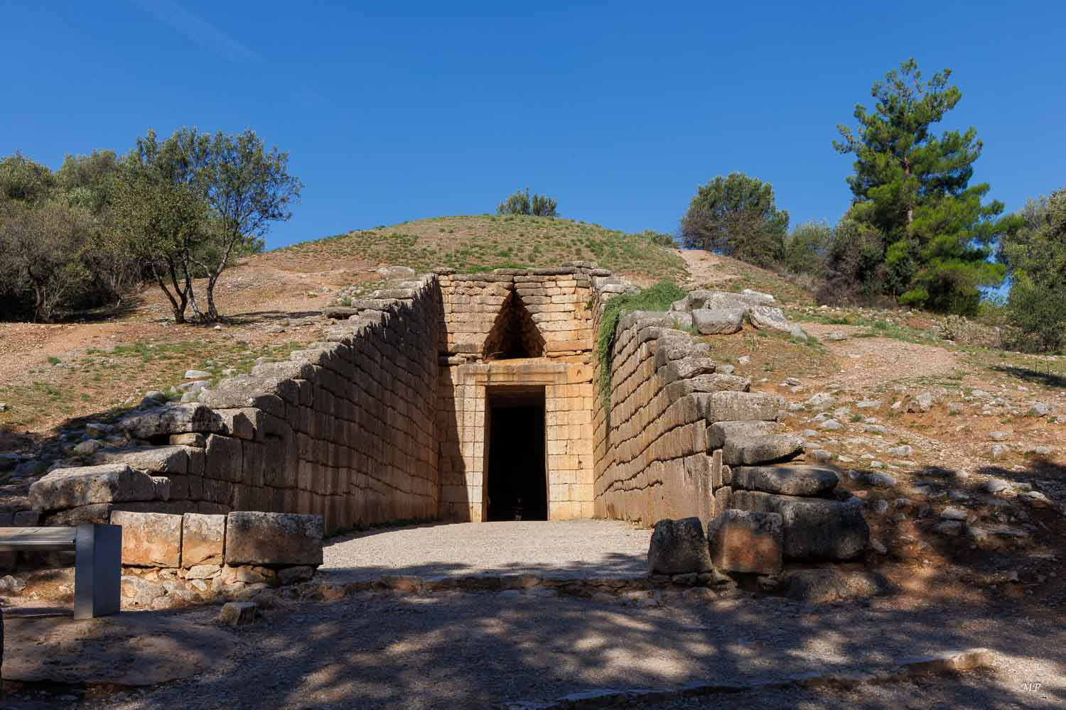 Mycènes, dans le Péloponnèse, date principalement du XVIIe au XIIe siècle av JC. Le trèsor d'Atrée est un chef-d'oeuvre d'architecture de 1300 ans av JC. La porte est monumentale avec un linteau d'environ 120t.