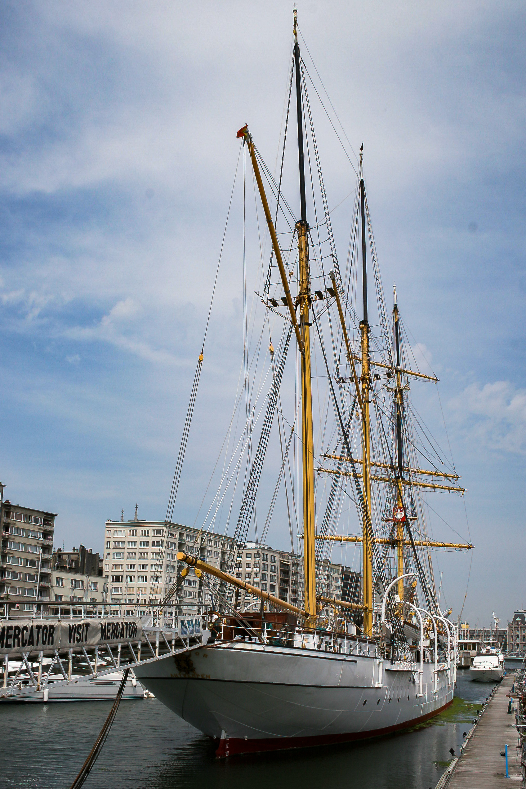 Le Mercator, ancien navire-école, stationne dans le port d'Ostende (en néerlandais Oostende) depuis 1964 
