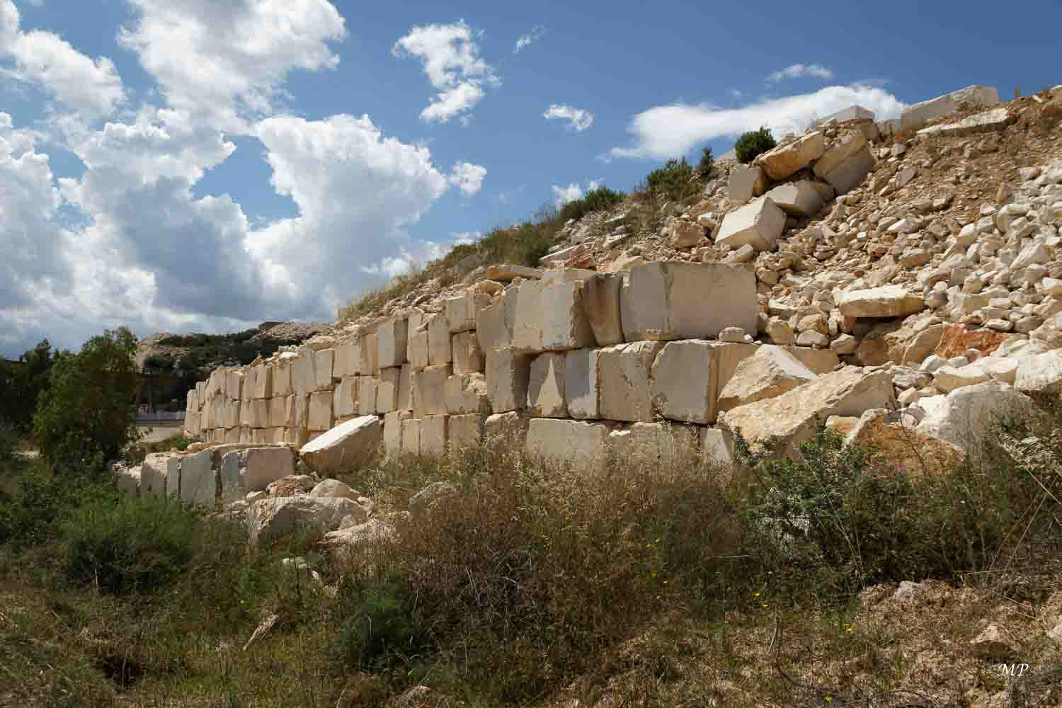 Mine de marbre d'Orosei - Déjà durant l’Antiquité, la Sardaigne était réputée pour l’abondance de ses ressources en pierre, de très bonne qualité et facile à extraire. Aujourd’hui encore, les gisements de l’île constituent une des plus riches masses de pierre au niveau mondial, représentant même au niveau national la presque totalité de la production italienne.