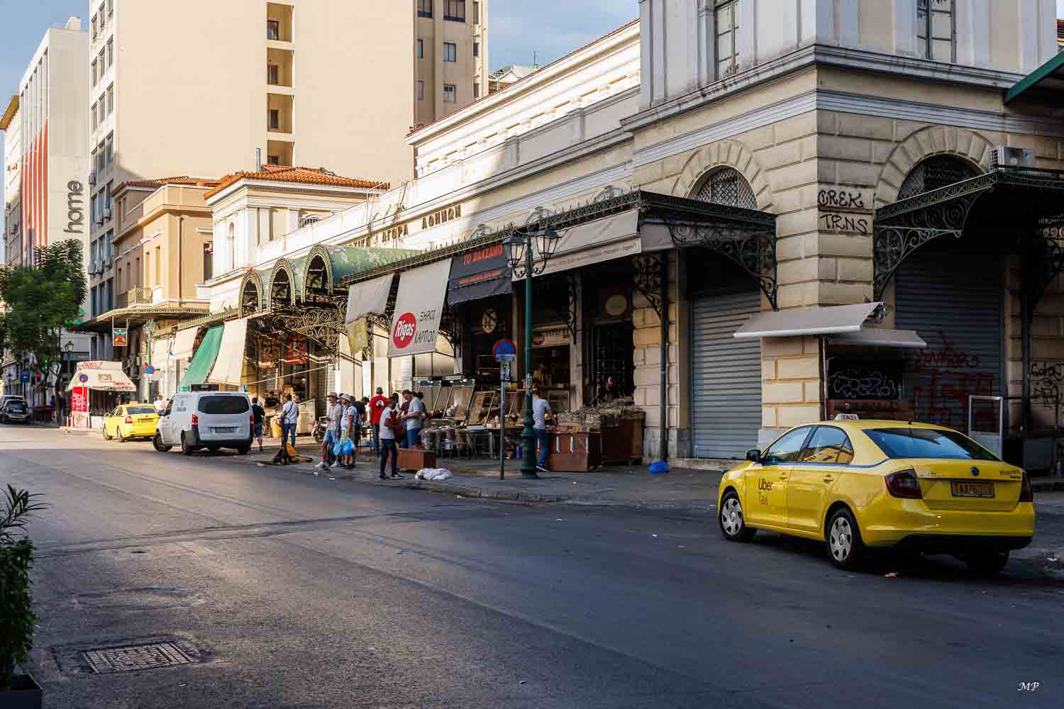 L'entrée des Halles et un taxi jaune