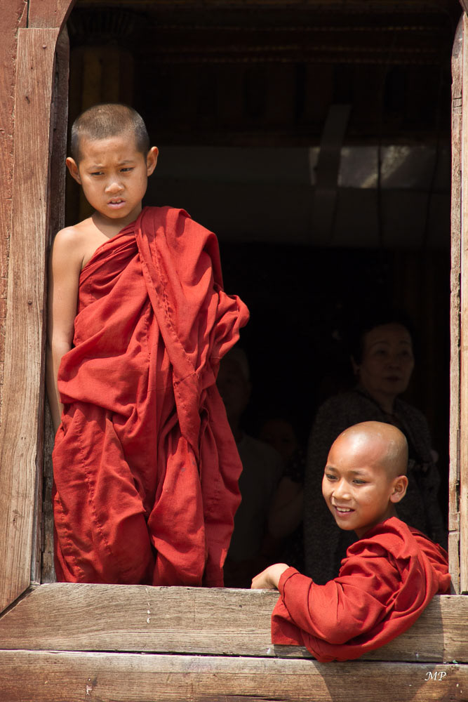 Dans le village de Nyaungshwe en bordure du lac Inlé, l'édifice religieux, le Kyaung Shwe Yanghwe, est certainement le plus photographié du fait de la présence d'une école de moines dans son enceinte.