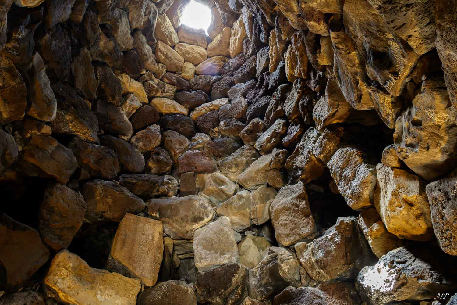 Barumini - Nuraghe Su-Nuraxi - On accède à l'intérieur du donjon par un long et étroit couloir.