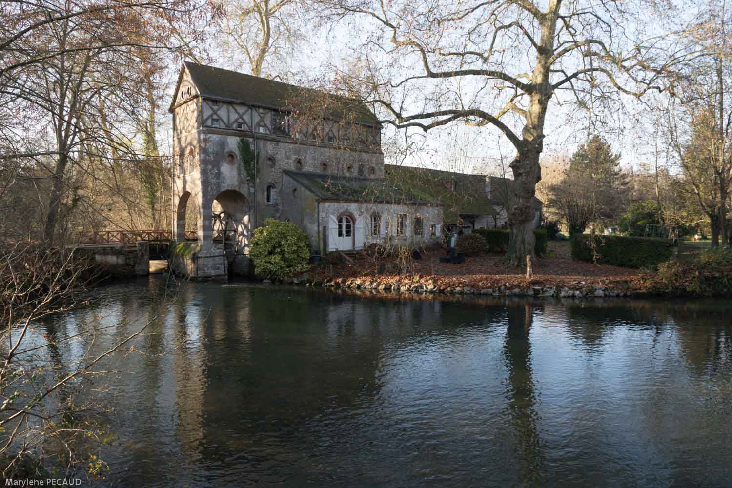 Le Moulin des Béchets dont la construction date probablement du XVe siècle. Il a appartenu du XVIème siècle à 1790 aux religieuses du Prieuré de la Madeleine. Son activité première était de fouler les draps, puis sa roue fut équipée en 1892 d’une machine à vapeur et il devint un moulin à grain jusqu’en 1915. Son mécanisme devenu trop vieux fut démonté en 1919.