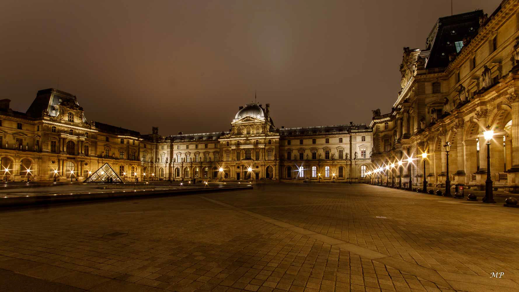 La cour du Louvre (1er)