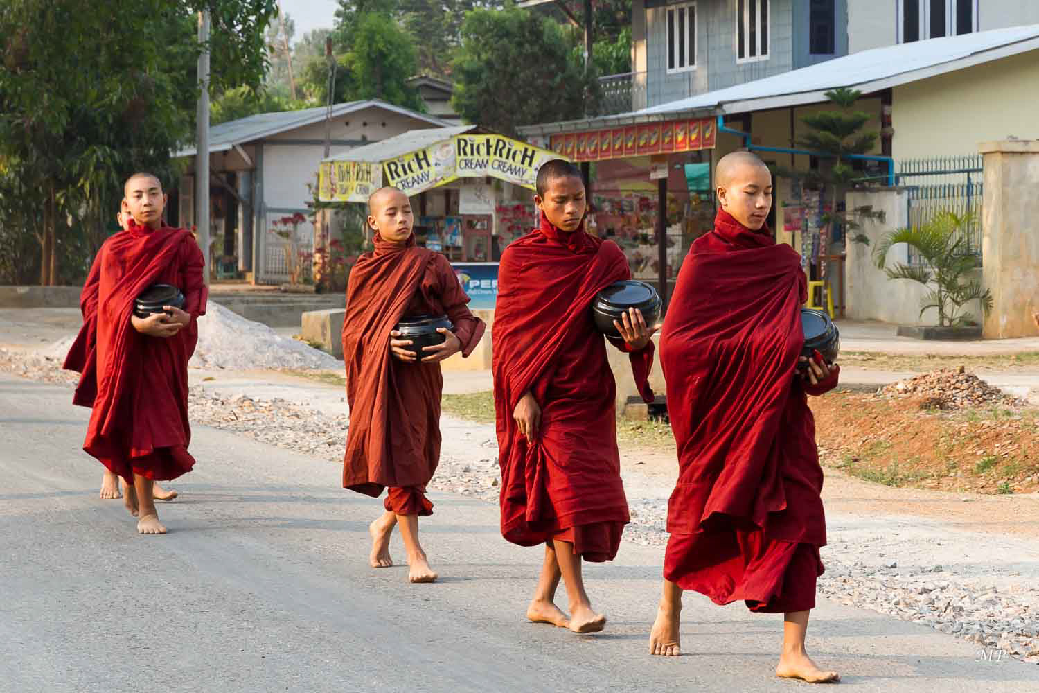 Le matin, de nombreux moines, et parfois de nonnes, défilent tenant des bols pour obtenir des offrandes de riz et de nourriture. Ils ne mendient pas. C'est une manière d'offrir aux gens la possibilité d'accomplir l'acte du dhana (charité) et d'acquérir ainsi le mérite.