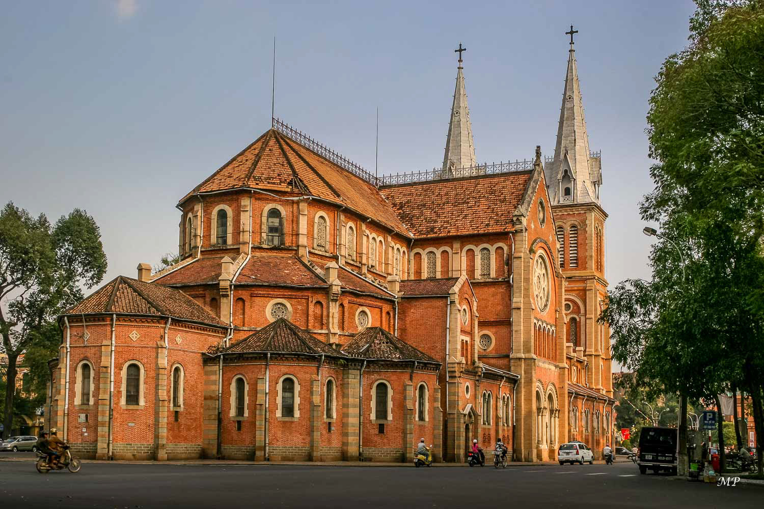 Hô Chi Min-Ville  - La Cathédrale Notre-Dame (Duc Ba) conçue par les Français en 1870 avec des briques importées du sud de la France et des vitraux de Chartres à l'origine puis remplacés par d'autres venus de Grenoble.