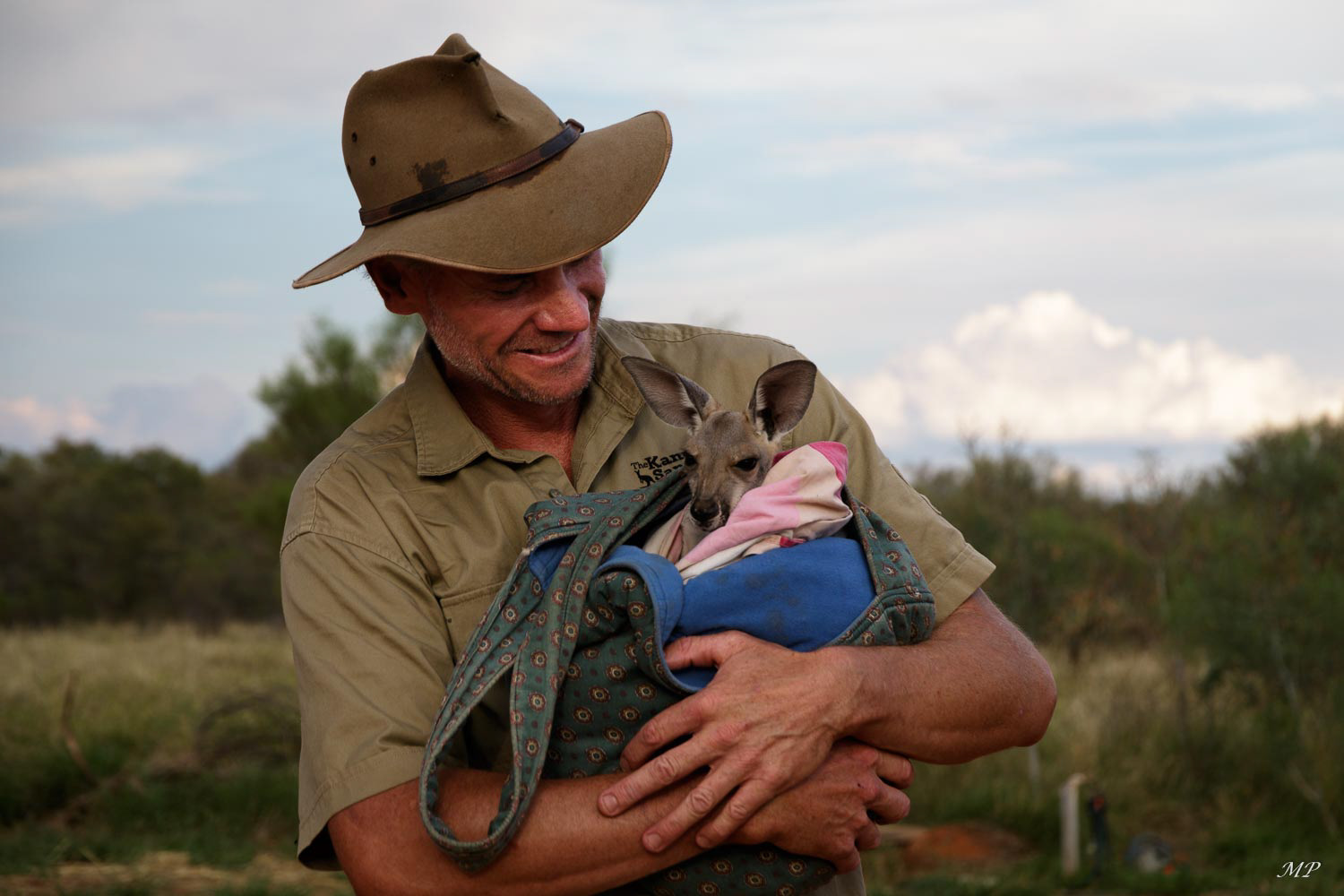 Kangaroo Dundee - Chris Brolga a créé un centre de sauvetage des bébés kangourous à Alice Springs.  Il les recueille quand les mères sont écrasées et les élève dans son sanctuaire jusqu'à l'âge adulte. Il y vit en ermite  avec une quarantaine d'animaux et organise quatre soirs par semaine des visites du centre.