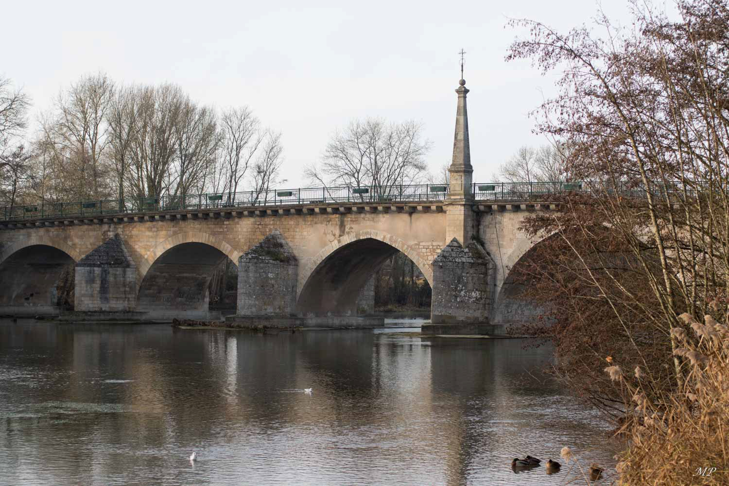 Le Pont Saint Nicolas, du nom de l’ancienne paroisse sur la route gallo-romaine entre Tours et Orléans (c’était la voie la plus importante entre Orléans et Tours) est classé aux monuments historique. La croix au milieu du pont marquait une étape pour les pèlerins en route vers la basilique de Cléry. La tradition locale voulait que pour être heureux en amour il fallait, en franchissant le pont, chanter et répéter ce refrain : « O grand Saint Nicolas,  Toi qui connais les filles et les gars, ne m’oublie pas» 