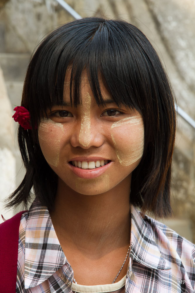 Le Tanaka: La crème est obtenue en râpant l'écorce, le bois ou les racines de l'arbre avec un peu d'eau sur une pierre circulaire appelée kyauk pyin, munie d'une rigole circulaire pour évacuer l'eau. Cependant, les produits cosmétiques européens sont très appréciés et prennent le relai pour celles qui peuvent s'en procurer.