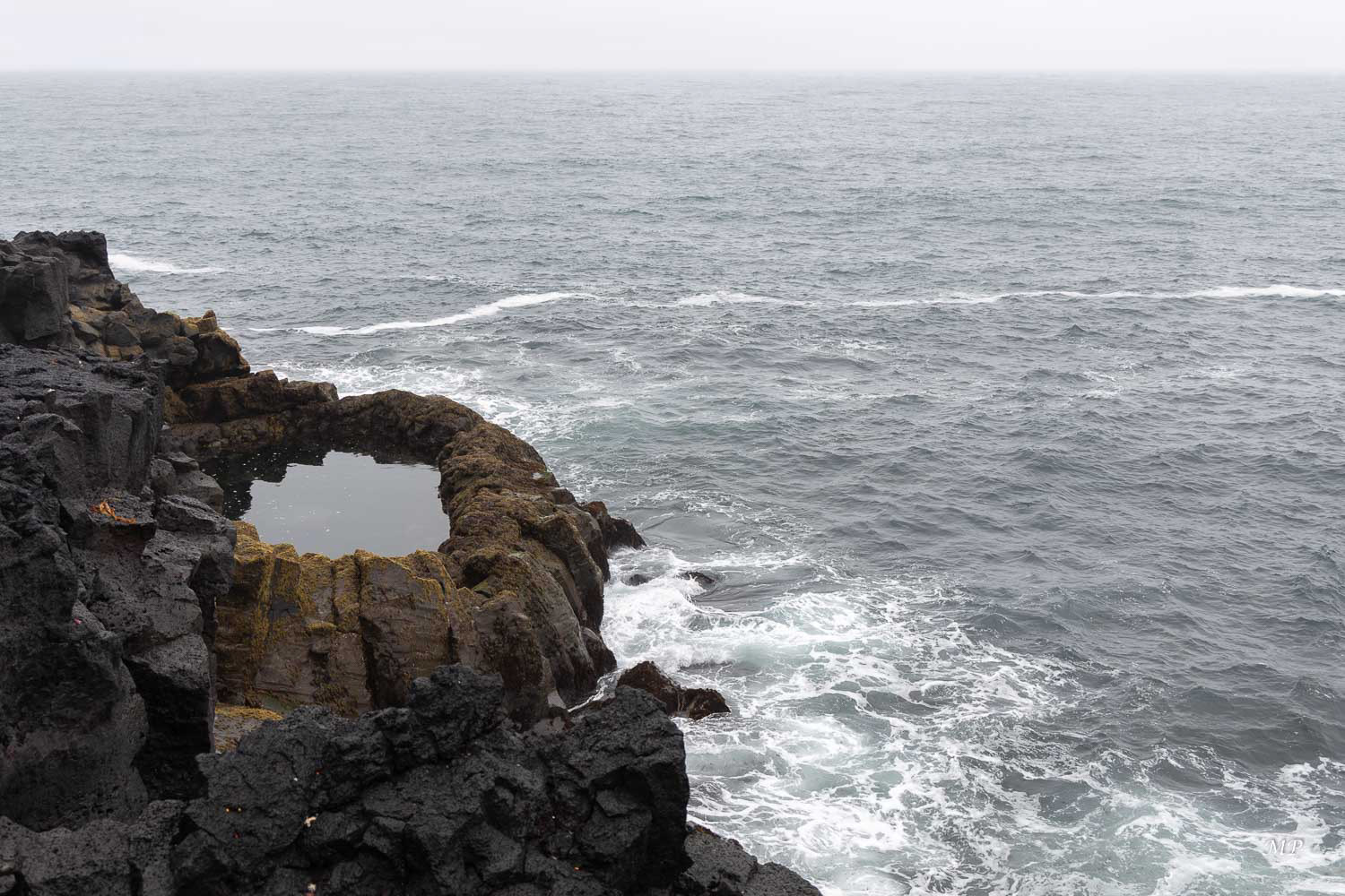 Brimketill : A la pointe de terre la plus au Sud-Ouest du pays, l’océan est dominé par les Falaises de Reykjanestá aux formes complètement irréelles, de la lave durcie en pics acérés. Brimketill est un bassin naturel qui domine la mer, créé par le fracassement des vagues sur la falaise. Selon la légende Oddný, une femme troll, vient s’y baigner.