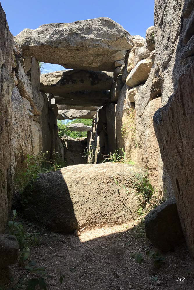 Arzachena - A travers la petite porte du Tombeau des Géants on découvre une allée couverte d'une dizaine de mètres qui servait probablement de sépulture collective.