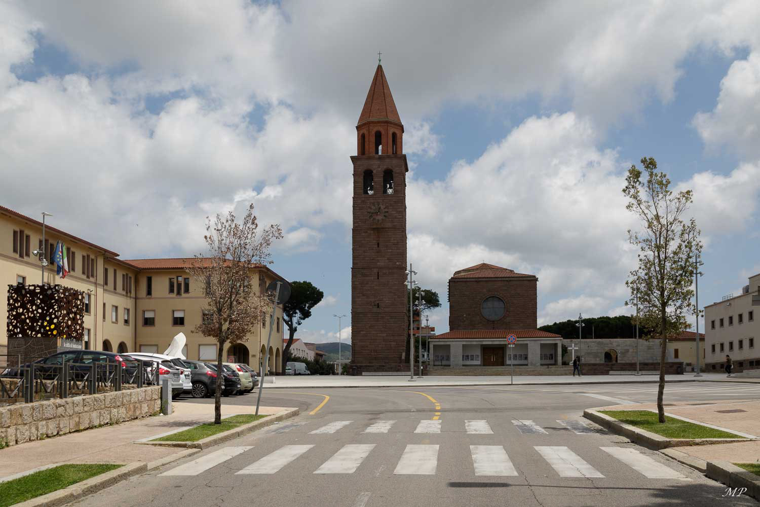 Carbonia - Elle fut la capitale du charbon et l'une des trois ville d'architecture fasciste de l'île. Elle est plus agréable que Fertilia. Sur la Piazza Roma s'élève l'Eglise, l'Hôtel de ville et la massive Torre Civica.
