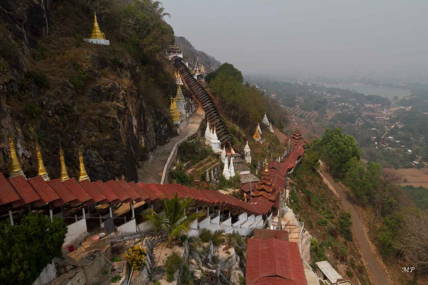 Pindaya : La Grotte Shwe Oo Min est un sanctuaire impressionnant. Pindaya, du haut de sa crête calcaire possède un réseau sinueux de grottes et de tunnels naturels, où s'amoncèlent les effigies du Bouddha de formes, de tailles, de matériaux très divers, la plupart recouvertes de peinture dorée. Au dernier recensement, les grottes renfermaient plus de 8700 statues, certaines laissées là, il y a plusieurs siècles, par des pèlerins, d'autres installée récemment par des organisations bouddhiques étrangères.