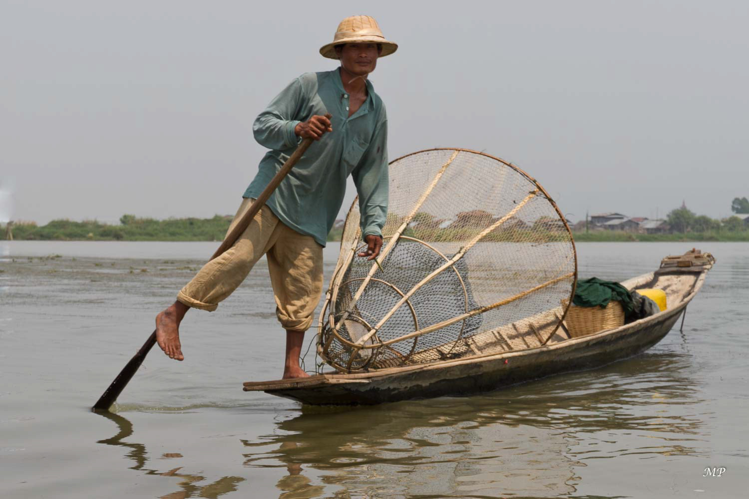 Lac Inle: Les Inthas ont une technique très particulière pour pêcher. Ils se servent d'une jambe pour pagayer et gardent ainsi leurs deux mains pour attraper le poisson. C'est à l'aide d'une nasse et d'un trident qu'ils vont le faire prisonnier.