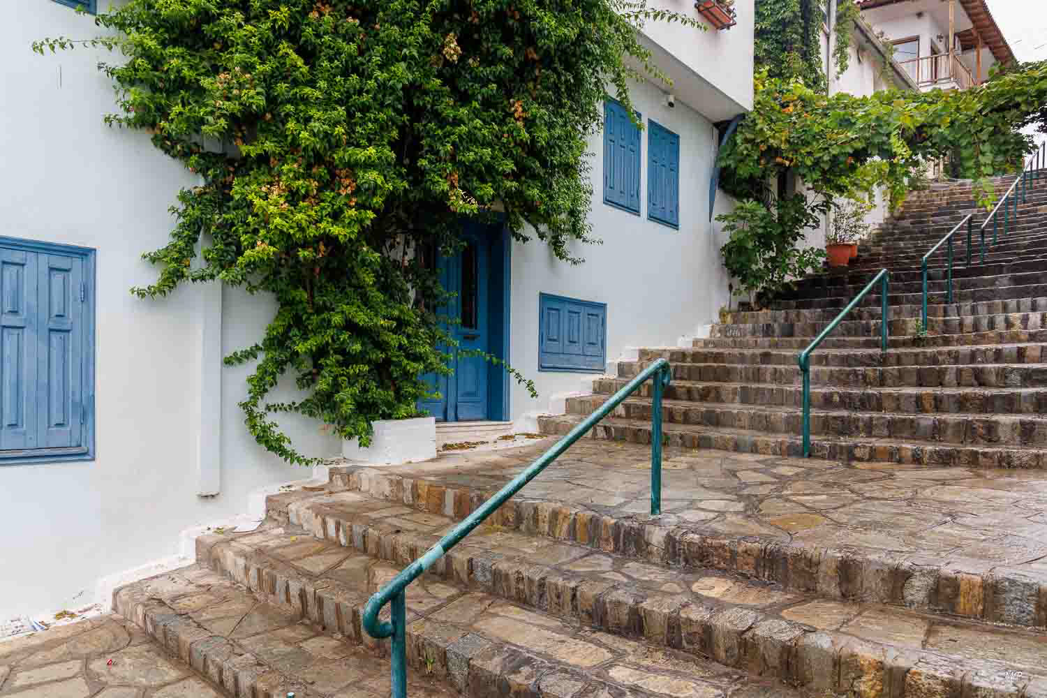 Ano Poli, cet ancien quartier ottoman, a conservé quelques belles demeures à encorbellement. Il s'y dégage un charme balkanique et un peu oriental.