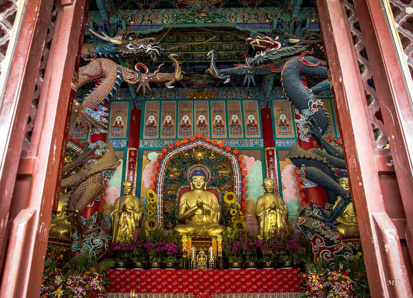 Yunnan - Kunming : Ce pavillon du Temple de la Compréhension de toute Chose renferme, sous l’œil de deux chimères un bouddha Sakyamuni doré offert par la Thaïlande.