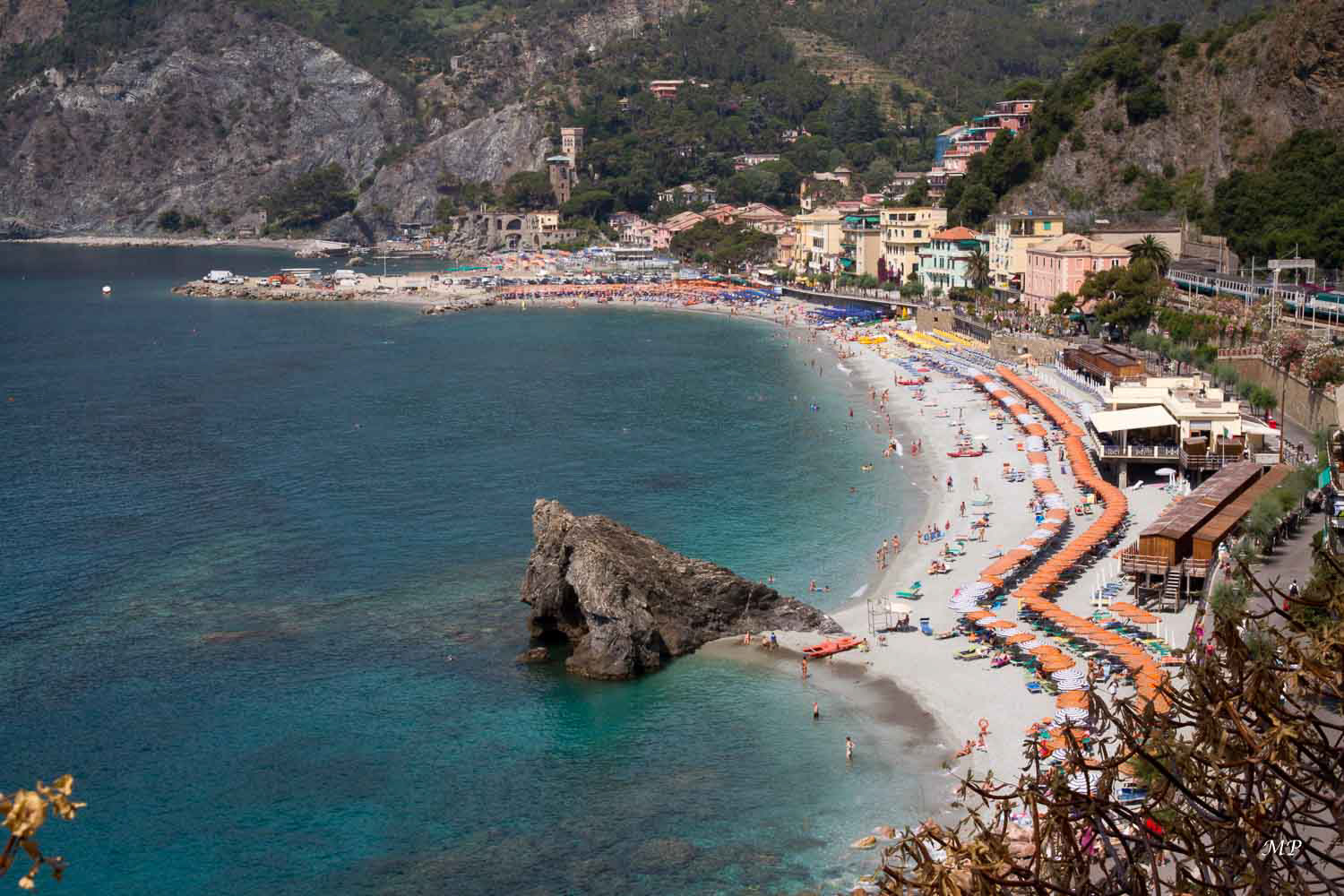 Monterosso - Ce village est le plus au nord des Cinque Terre, c’est aussi le seul à posséder une grande plage de sable fin, dont une grande partie est privatisée.