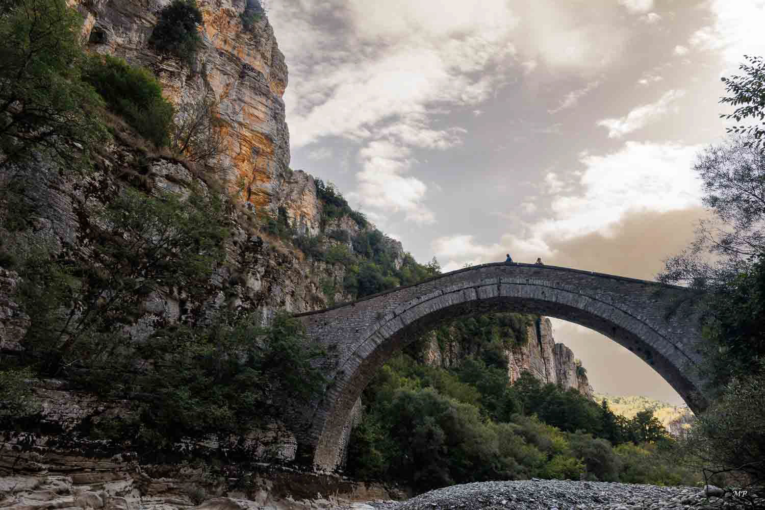 Zagori est l'une des plus belles régions montagneuses de Grèce, célèbre pour ses villages traditionnels et ses ponts de pierre.