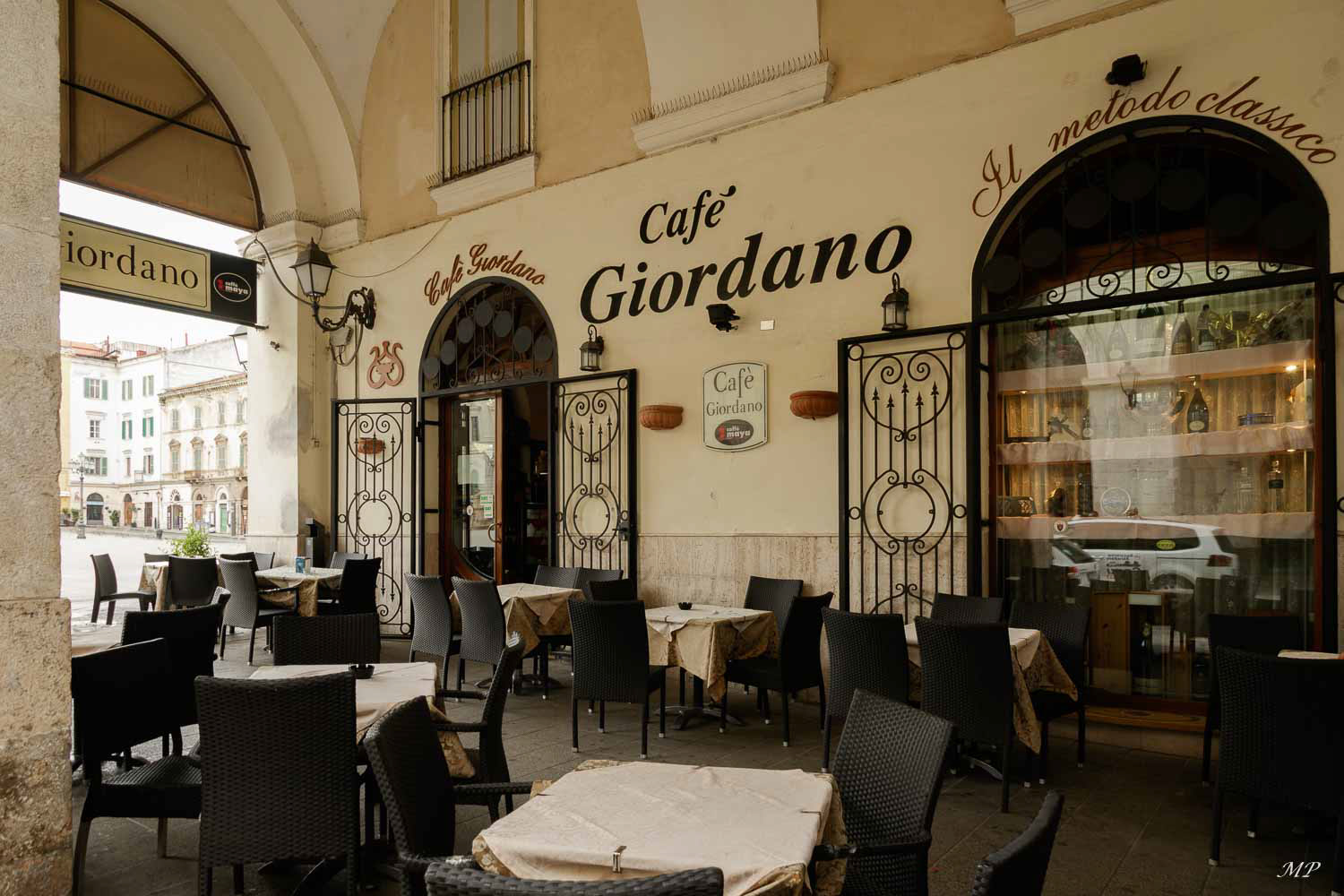 Sassari - L'antique café Giardino sous les arcades qui ouvrent sur la Piazza d'Italia, une des plus belles de Sardaigne.